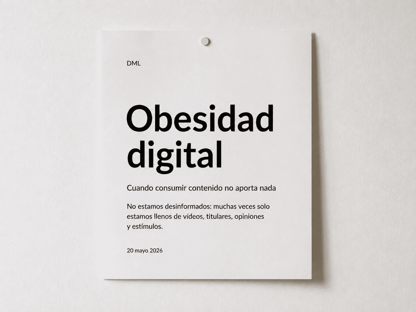Hoja minimalista en una pared blanca con el título Obesidad digital y una frase sobre la saturación provocada por vídeos, titulares, opiniones y estímulos.