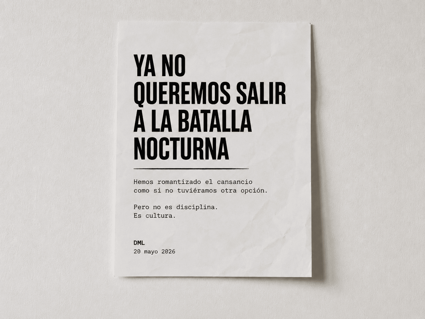 Hoja blanca sobre una pared con el título Ya no queremos salir a la batalla nocturna y una reflexión sobre el cansancio, la cultura de salir de noche y el cambio de hábitos sociales.