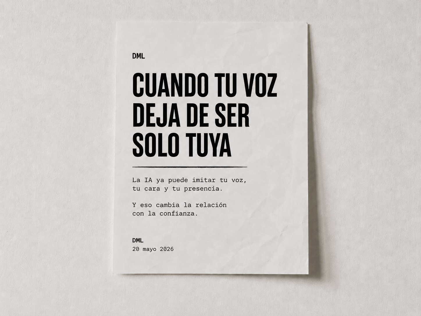 Hoja blanca sobre una pared con el título Cuando tu voz deja de ser solo tuya y una reflexión sobre cómo la inteligencia artificial puede imitar la voz, la cara y la presencia de una persona.
