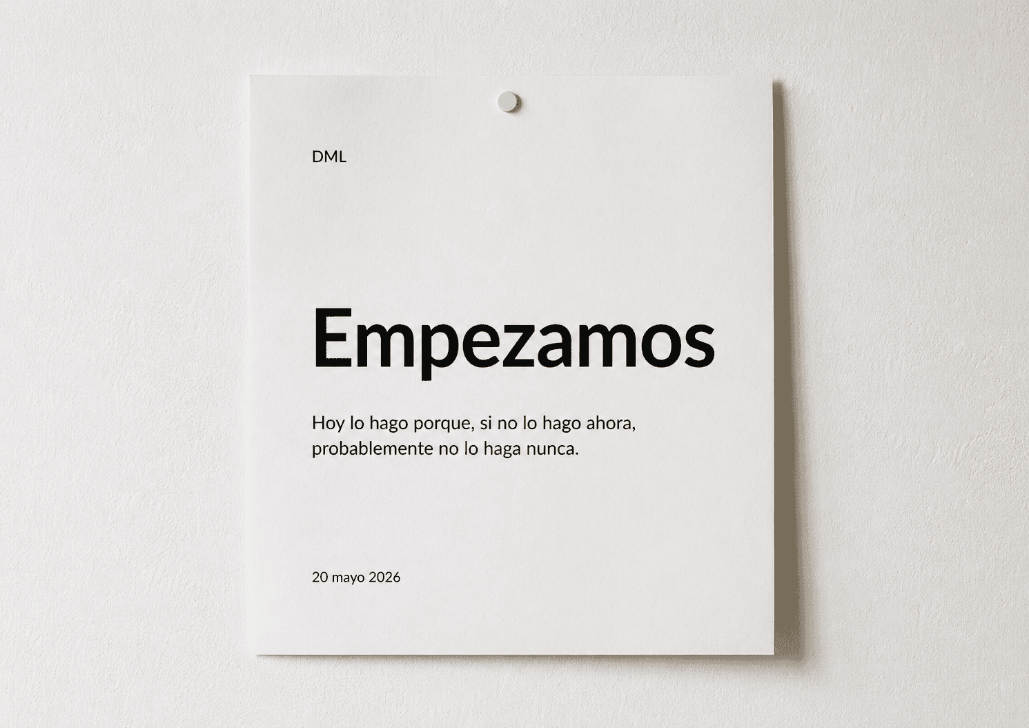 Imagen minimalista del primer artículo de DML, titulado Empezamos, con una hoja en una pared blanca y una frase sobre lanzar el proyecto sin esperar al momento perfecto.