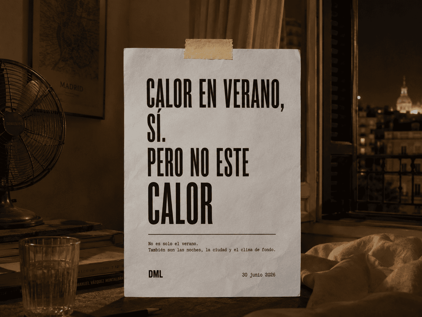 Folio con el título “Calor en verano, sí. Pero no este calor” en una habitación calurosa de noche, con ventilador, ventana abierta y ciudad al fondo.