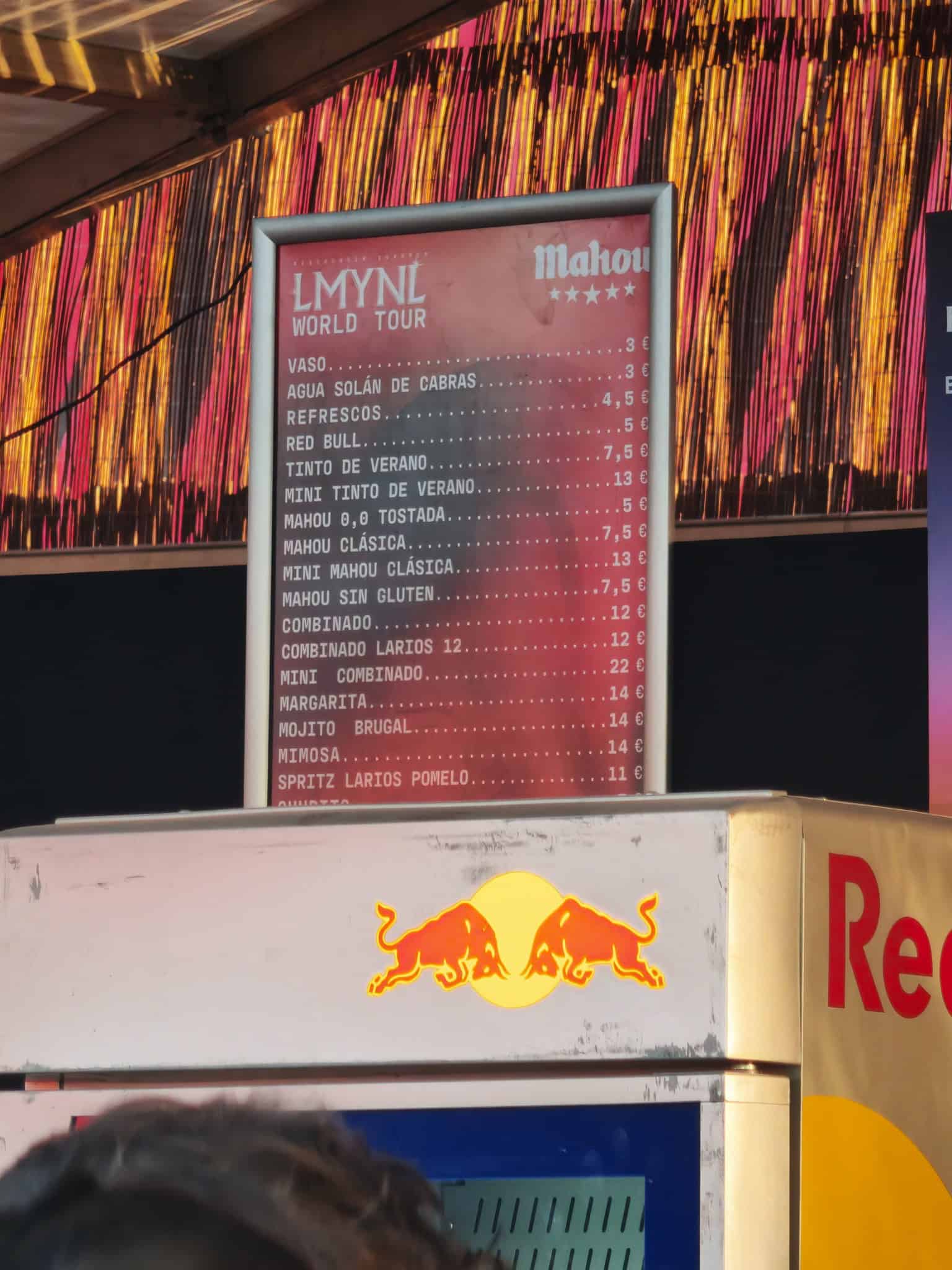 Cartel de precios de bebidas durante la residencia de Shakira en Madrid