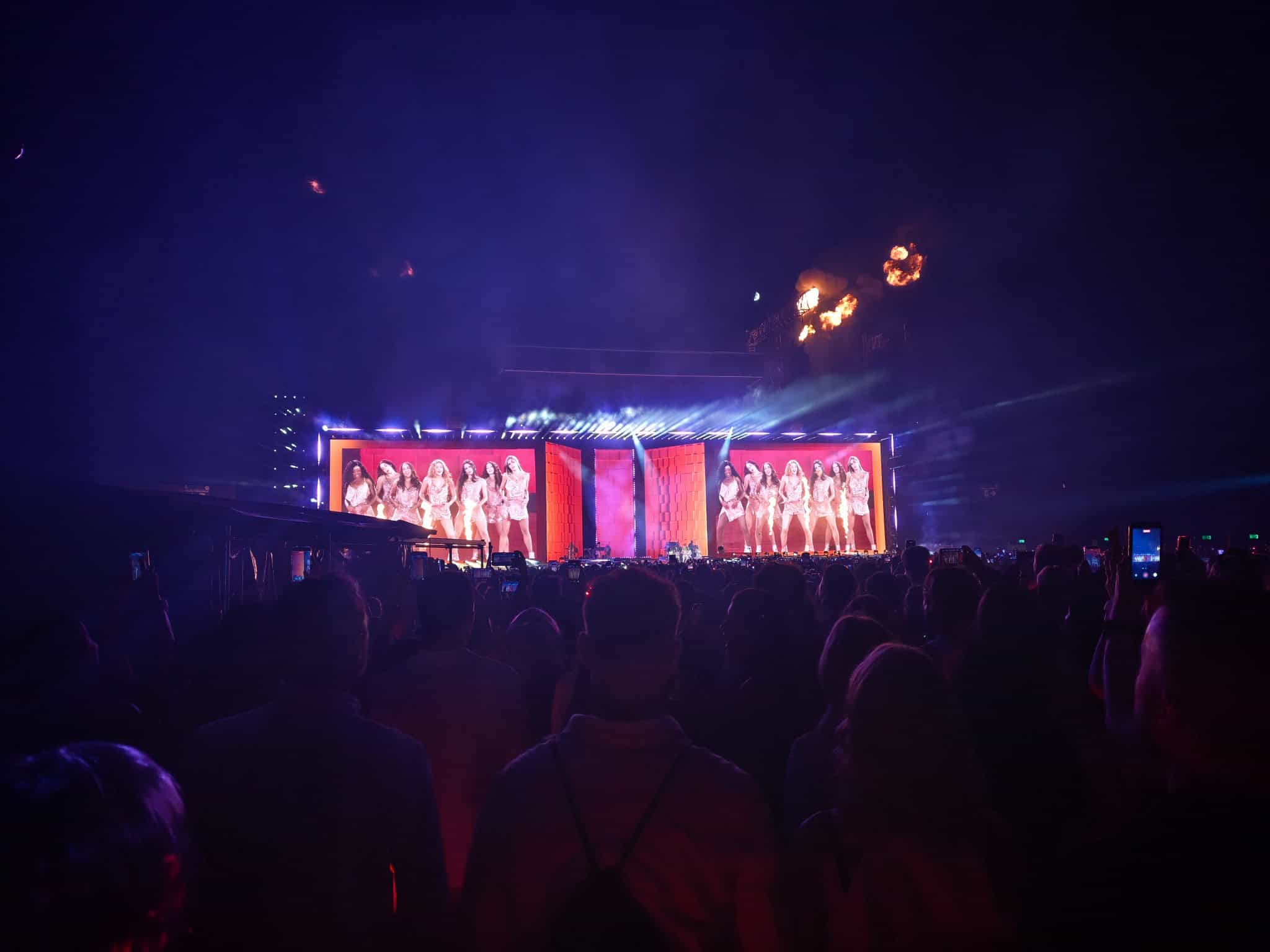 Escenario de Shakira iluminado durante su concierto en Madrid