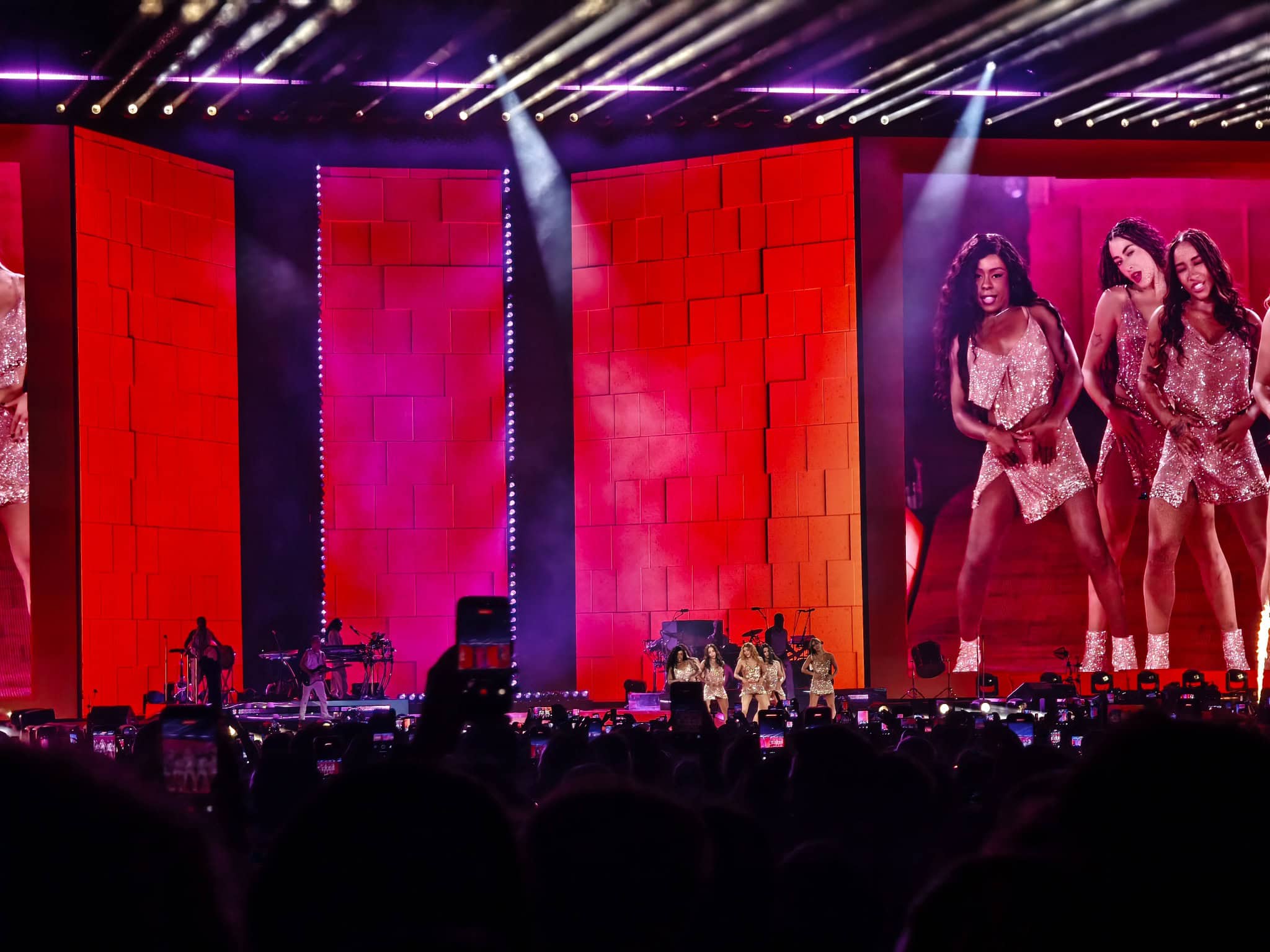Shakira y sus bailarinas actuando en el escenario durante el concierto de Madrid