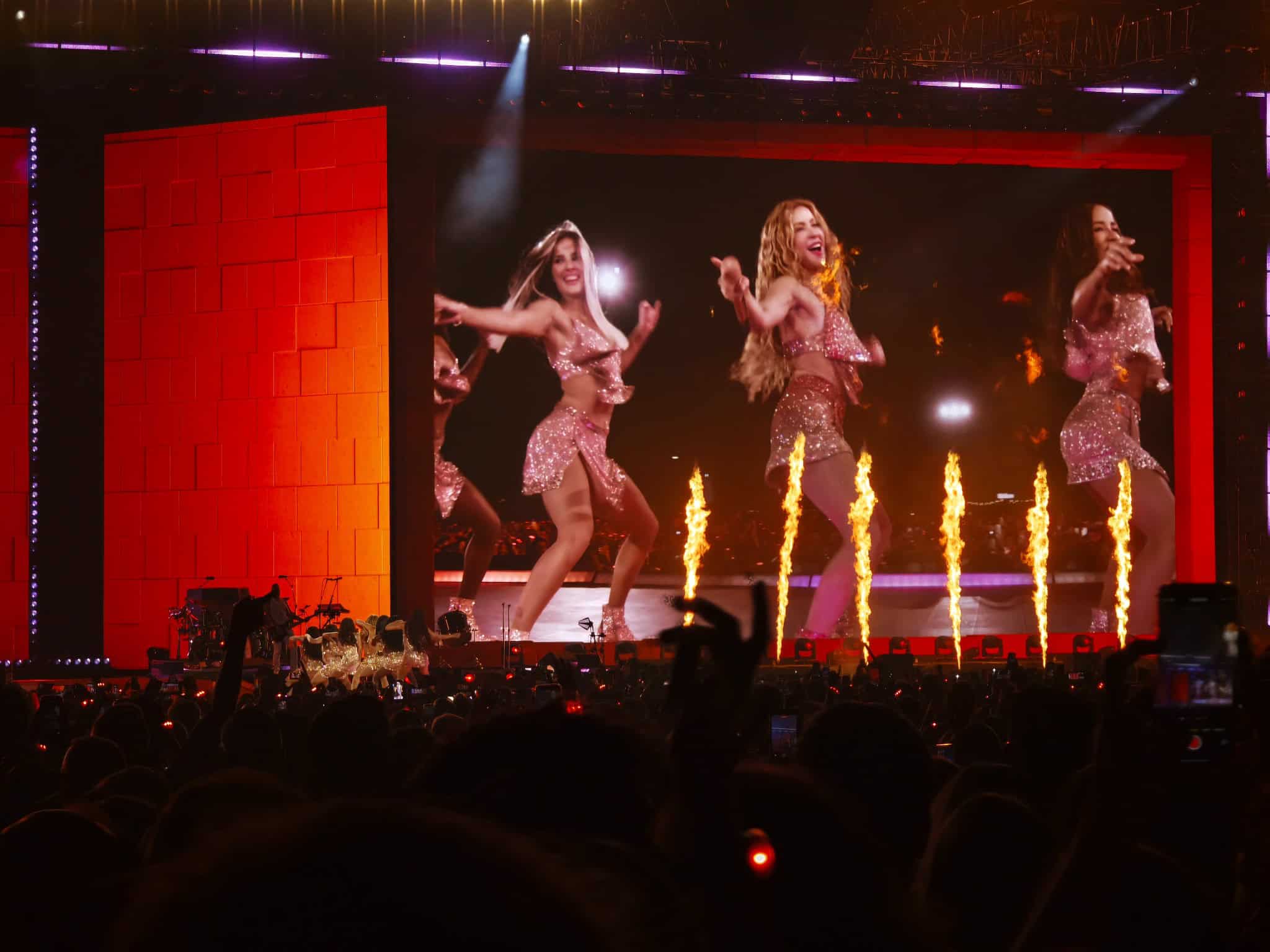 Shakira bailando con fuego en el escenario durante su concierto en Madrid