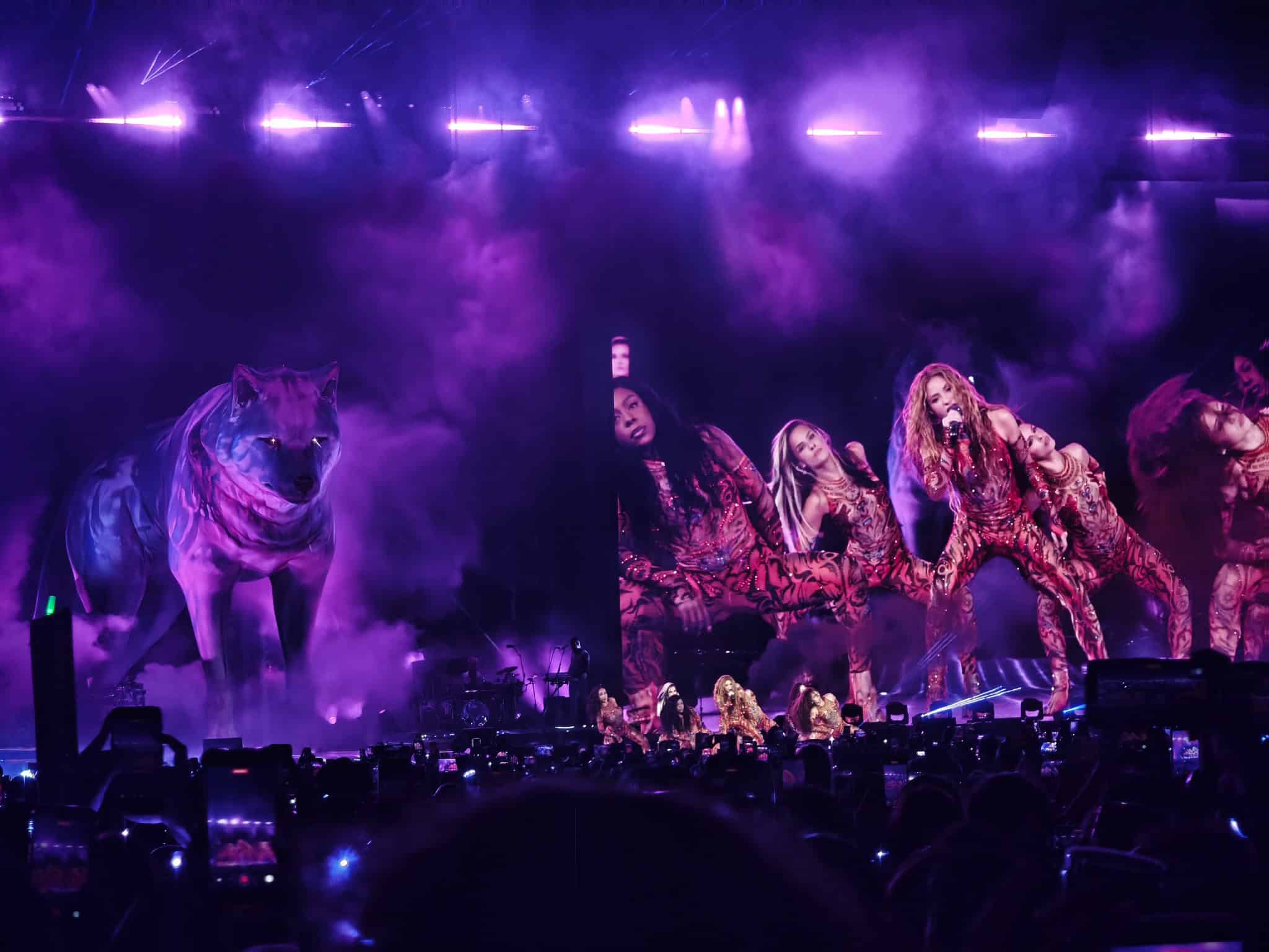 Shakira actuando junto a la imagen de una loba durante su concierto en Madrid
